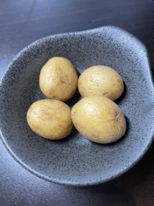 蒸かしてもあんまり美味しくない残念なチビじゃが。なんかピリピリする。